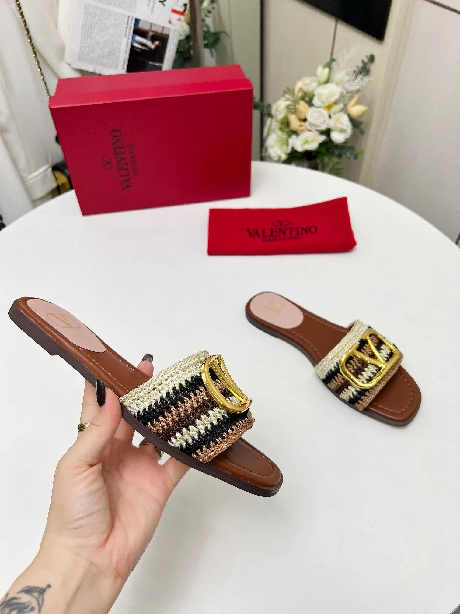 👟👟Ex-factory price 440👟👟 Genuine leather sole +30 🆕 Valentino👑👑 Latest series with perfect hand-woven details. A very eye-catching catwalk series launched [strong][strong] Code number: 35 to 43 (genuine leather sole +30)